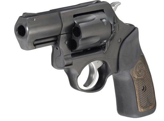 il revolver ruger sp101 .357 magnum visto di tre quarti, da sinistra