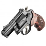 appoggiato sulla canna, il revolver Smith & Wesson Model 19 Carry Comp