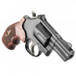 da destra, il revolver Smith & Wesson Model 19 Carry Comp appoggiato sulla canna