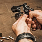 operatore carica il revolver Smith & Wesson Model 19 Carry Comp