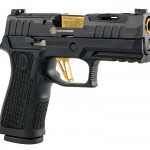 vista frontale di tre quarti della pistola compatta custom Sig Custom Spectre P320 XCarry Series