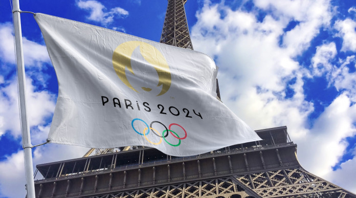 Europei di tiro a segno: per l’Italia niente carte olimpiche a 50 metri - bandiera Paris 2024 sotto Torre Eiffel