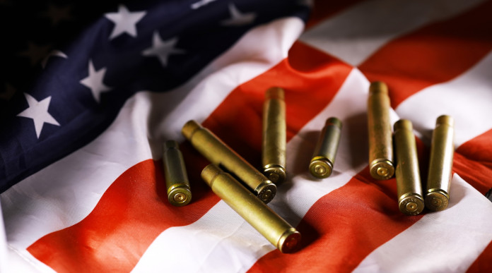 Mercato delle armi in America: superato il miliardo - munizioni su bandiera americana