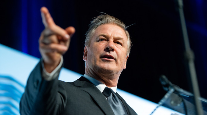 Archiviato processo ad Alec Baldwin per l’incidente mortale sul set di Rust