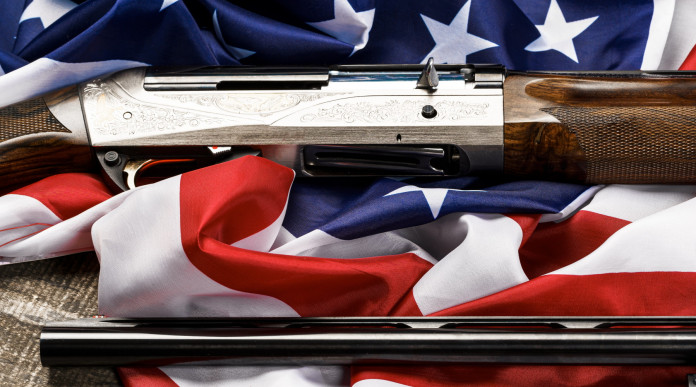 Com’è andato il mercato delle armi in America nel primo semestre del 2024? fucile su bandiera americana