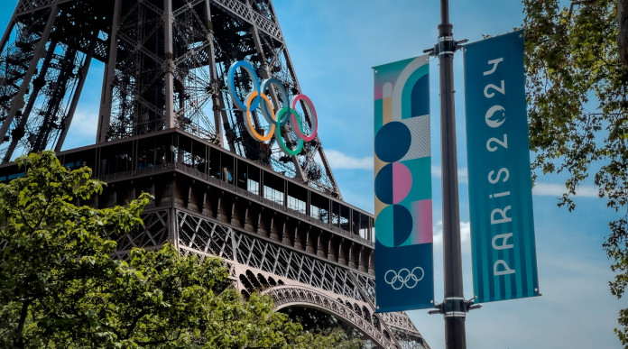 Parigi 2024: il calendario delle finali delle specialità olimpiche di tiro - torre eiffel con cerchi olimpici