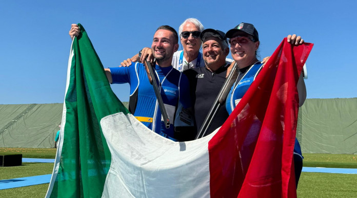 Record di medaglie per Beretta a Parigi 2024: Da sinistra Gabriele Rossetti, il presidente del Coni Giovanni Malagò, il dt Andrea Benelli e Diana Bacosi dopo la vittoria della medaglia d'oro nello skeet mixed team