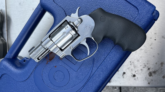 Colt Cobra cal. .38 Special +P, scaglie lucenti per il revolver americano